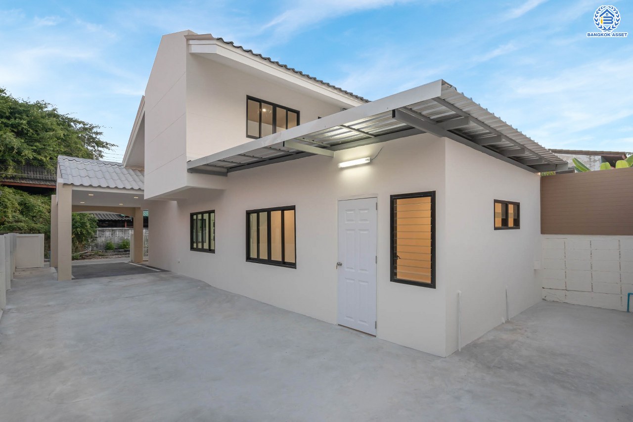 บ้านมือสองตกแต่งใหม่ โครงการ ลานทอง ติวานนท์-ปากเกร็ด เนื้อที่ 40 ตร.ว. ฟังก์ชัน 3 ห้องนอน 2 ห้องน้ำ จอดรถได้ 2คัน บนทำเลทองเดินทางสะดวกติด ถ.ติวานนท์ ใกล้ห้าแยกปากเกร็ด เมืองทองธานี, เซ็นทรัลแจ้งวัฒนะ รถไฟฟ้าสายสีชมพู "สถานีปากเกร็ด" และจุดขึ้นทางด่วน "แจ้งวัฒนะ"